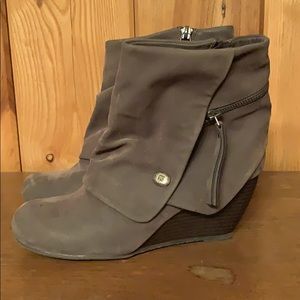 Slouchy grey ankle booties. Soooo ca-Ute!